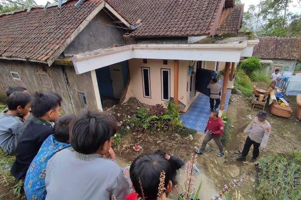 Kondisi rumah milik Rosalina (32), warga Kampung Mulyasari, Desa Barusari, Kecamatan Pasirwangi, Kabupaten Garut, Jawa Barat, Kamis (2/2/2023), yang terdampak gempa magnitudo 4,3, Rabu (1/2/2023) malam. 

