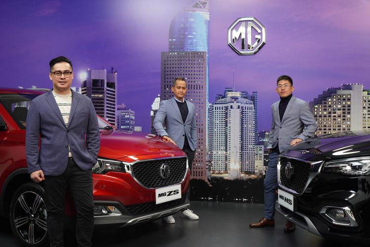 MG Motor Indonesia resmi menghadirkan MG ZS, Selasa (24/3/2020). Produk SUV ini hadir dengan beberapa fitur menarik dengan dua varian yakni Excite Rp 255,8 juta serta Ignite yang dibanderol Rp 289,8 juta. Di akhir perkenalan ZS, managemen MG Motor Indonesia juga memperlihatkan MG HS produk yang sebentar lagi juga akan dibawa ke Indonesia.