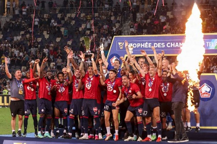 Skuad Lille ketika mengangkat trofi juara Piala Super Perancis setelah mengalahkan PSG 1-0 di Bloomfield Stadium, Tel Aviv, Israel pada Minggu (1/8/2021).