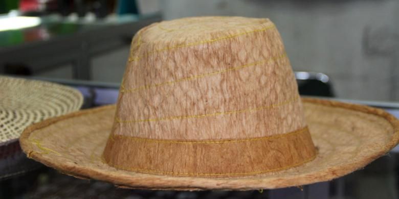 Topi dari kulit kayu nyamung adalah salah satu suvenir unik khas Palangkaraya, Kalimantan Tengah.