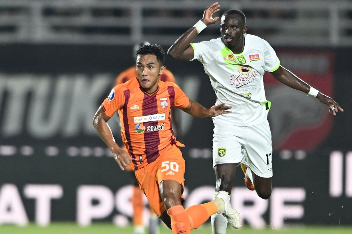 Rivaldo Pakpahan dibayangi oleh Flavio Silva dalam laga pekan ke-33 Liga 1 2024-2025 antara Borneo FC vs Persebaya di Stadion Segiri, Samarinda, Minggu (18/5/2025).