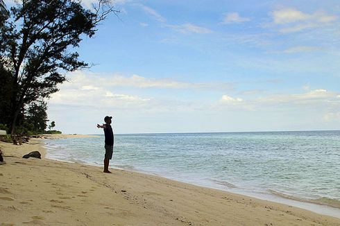 Bermanja-manja di Pantai Koguna