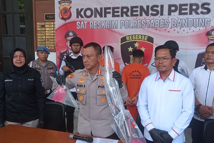 Kapolrestabes Bandung Kombes Pol Budi Sartono tengah memperlihatkan barang bukti kasus penganiayaan yang dilakukan tersangka DR dan DH di Wilayah Rancasari