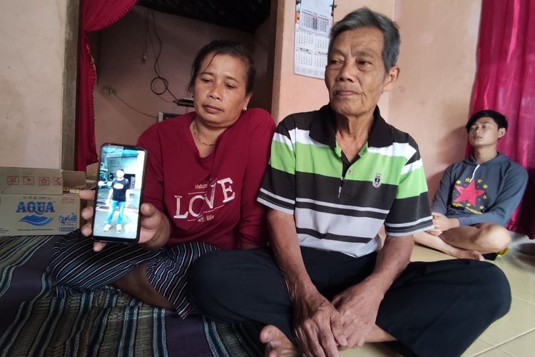 Keluarga almarhum Fanani di Kabupaten Trenggalek Jawa Timur, korban tawuran antar perguruan silat di Taiwan, Rabu (6/9/2023).