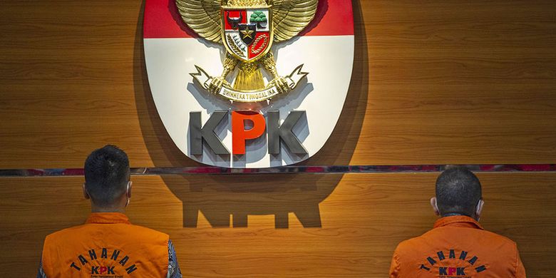 Tersangka kasus dugaan suap gratifikasi senilai Rp46 miliar, Nurhadi (kanan) dan Riesky Herbiyono (kiri) berdiri saat konferensi pers terkait penangkapan mereka di Gedung KPK, Jakarta, Selasa (2/6/2020). KPK menangkap Nurhadi yang merupakan mantan Sekretaris Mahkamah Agung (MA) dan menantunya, Riezky Herbiyono di Simprug, Jakarta Selatan pada Senin (1/6) malam setelah buron sejak hampir empat bulan lalu.