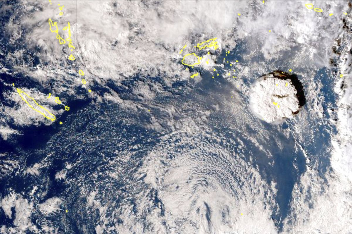 Citra satelit yang diambil oleh Himawari-8, satelit cuaca Jepang, menunjukkan letusan gunung berapi bawah laut Hunga-Tonga-Hunga-Ha'apai di negara Pasifik Tonga Sabtu (15/1/2022). Letusan itu mengirimkan gelombang besar menerjang pantai dan orang-orang bergegas ke tempat yang lebih tinggi.