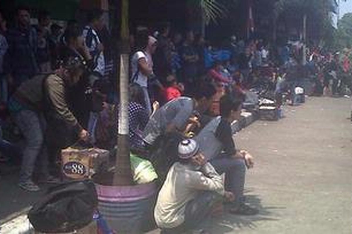 Ribuan pemudik yang berada di terminal Kampung Rambutan, Jakarta Timur, membludak. Pasalnya, kedatangan bus yang masuk terminal Rambutan tak banyak. Akibatnya, banyak penumpang terlantar, Jumat (17/8/2012).