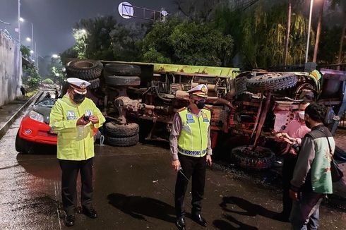 Diduga Terjun Bebas dari Flyover Slipi, Truk Tanah Timpa Mobil TNI hingga Ringsek