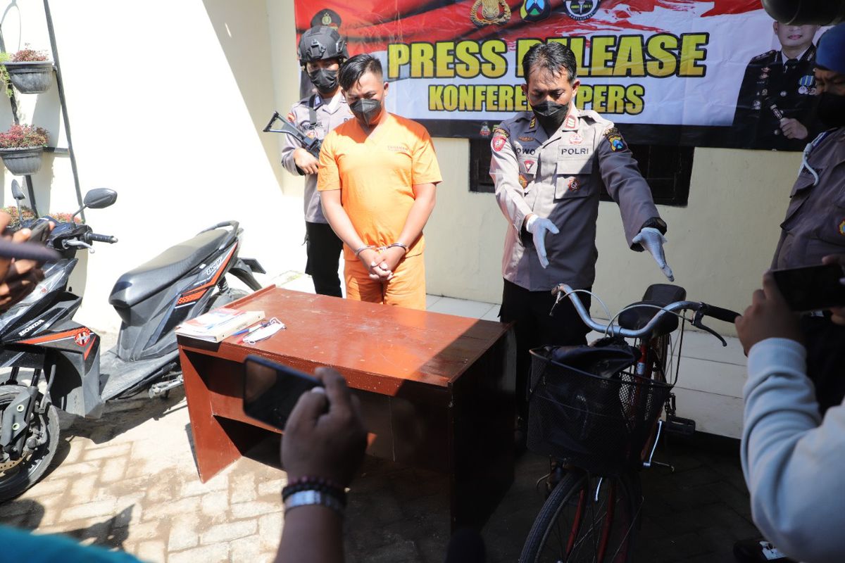 Kapolsek Pare AKP Bowo Wicaksono saat menunjukkan tersangka jambret dan barang buktinya, Selasa (31/5/2022).