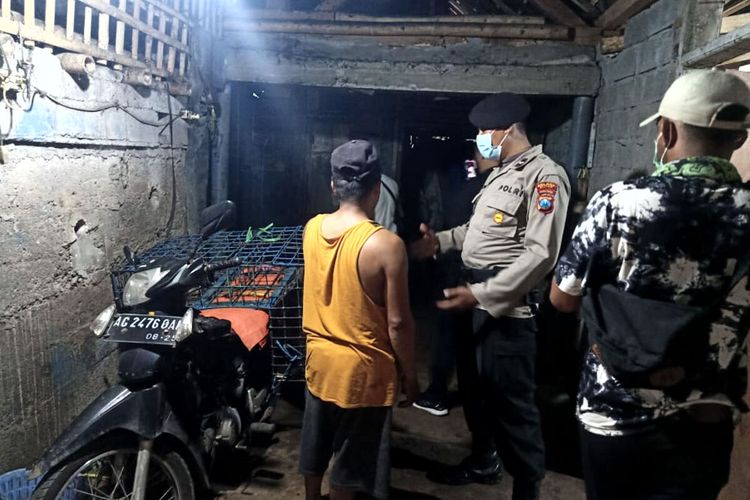 Polisi ikut mendampingi penggerebekan lokasi penjagalan anjing di Desa Sidomulyo, Kecamatan Selorejo, Kabupaten Blitar, Rabu (23/3/2022) malam.