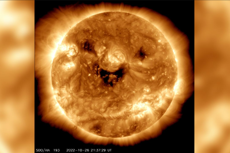 Foto Matahari terlihat seperti tersenyum. NASA menangkap foto Matahari tersenyum yang mirip dengan hiasan labu kuning, Jack'o Lantern, khas Halloween.