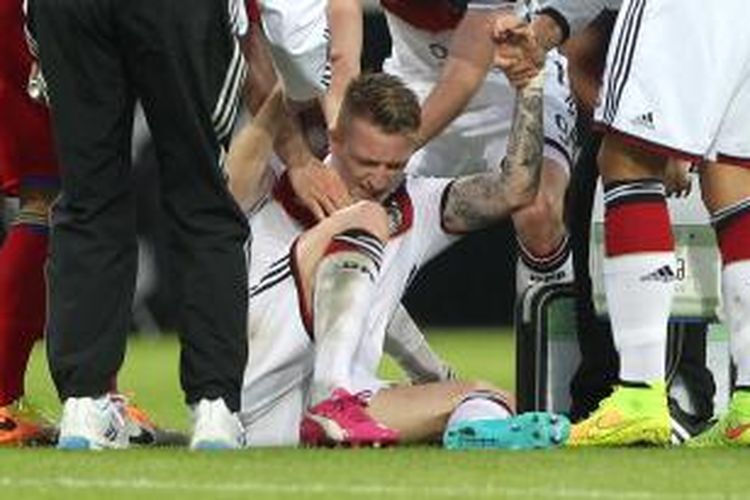 Gelandang Jerman, Marco Reus, mengalami cedera saat laga uji coba melawan Armenia, Jumat (6/6/2014).