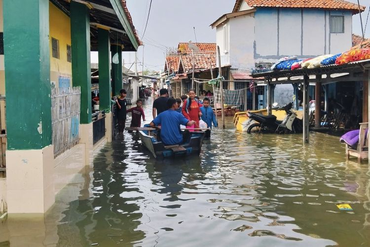 Kondisi banjir rob yang melanda wilayah pesisir Eretan Kecamatan Kandanghaur, Kabupaten Indramayu, Jawa Barat, Kamis (4/12/2025)