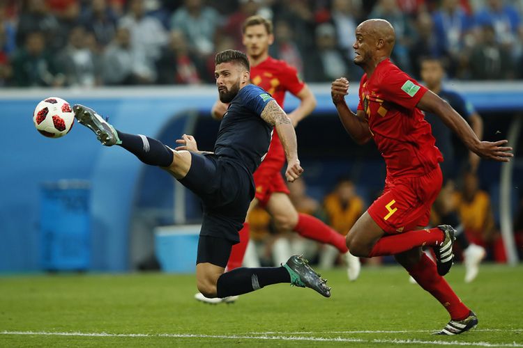 Pemain Perancis Olivier Giroud (kiri) mengontrol bola melewati pemain Belgia Vincent Kompany pada laga semifinal Piala Dunia 2018 di Stadion Saint Petersburg, Selasa (10/7/2018) atau Rabu dini hari WIB. Perancis memastikan langkah ke babak final setelah menaklukkan Belgia dengan skor 1-0.