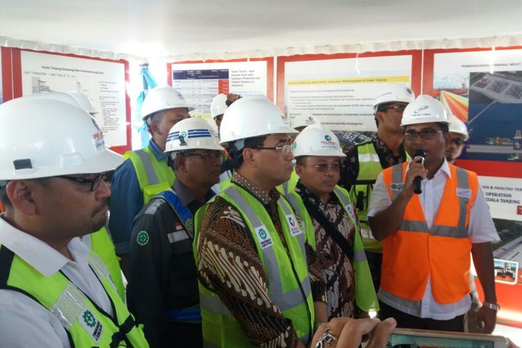 Menteri Perhubungan Budi Karya Sumadi dalam kunjungan ke Pelabuhan Kuala Tanjung, Medan, Jumat (24/11/2017). 