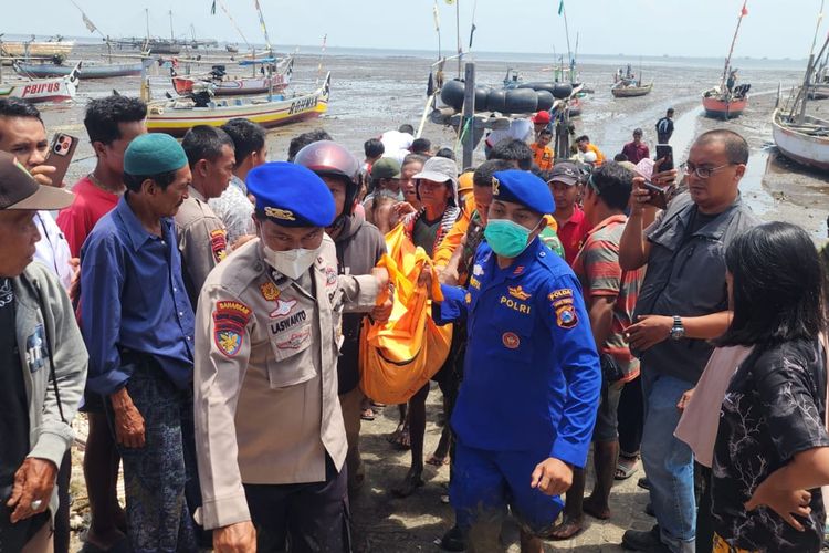 Proses evakuasi 2 korban tewas dalam tragedi terbaliknya rombongan nelayan asal Kelurahan Tapa'an, Kecamatan Bugul Kidul, Kota Pasuruan di perairan laut Ketingan, Kabupaten Sidoarjo pada Minggu (28/9/2025) malam akibat diterjang angin kencang dan ombak tinggi.