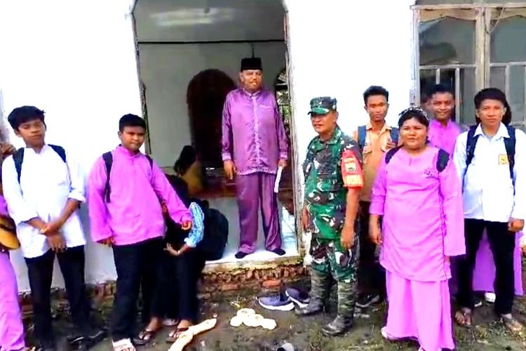 Siswa SMA Negeri 2 Bonai Darussalam, Kabupaten Rokan Hulu, Riau, dipindahkan lagi ke TPA karena tenda darurat juga dilanda banjir, Jumat (1/12/2023).