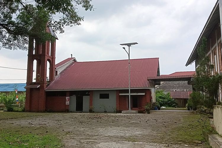 Tampak samping gereja tempat Paus Yohanes Paulus II berganti pakaian saat kunjungannya ke Tuntungan pada 13 Oktober 1989. Lokasinya berada di Lokasi ini berada di Gereja Katolik Paroki Santo Yohanes Paulus II Namo Pecawir, Jalan Namu Pecawir, Tuntungan, Kecamatan Pancur Batu, Deli Serdang.