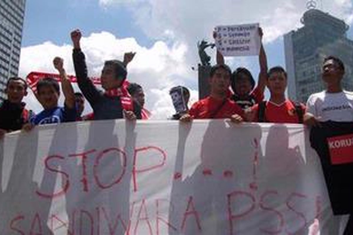 Puluhan suporter sepakbola yang tergabung dalam Aliansi Suporter Indonesia dan Save Our Soccer, berunjuk rasa di Bundaran Hotel Indonesia, Jakarta, Minggu (20/2/2011). Aksi ini merupakan bentuk protes atas lolosnya kembalinya Nurdin Halid sebagai kandidat Ketua Umum PSSI bersama dengan Nirwan Bakrie. Nurdin dan Nirwan berhasil lolos verifikasi dan menyingkirkan George Toisutta dan Arifin Panigoro yang juga sempat menjadi kandidat. 