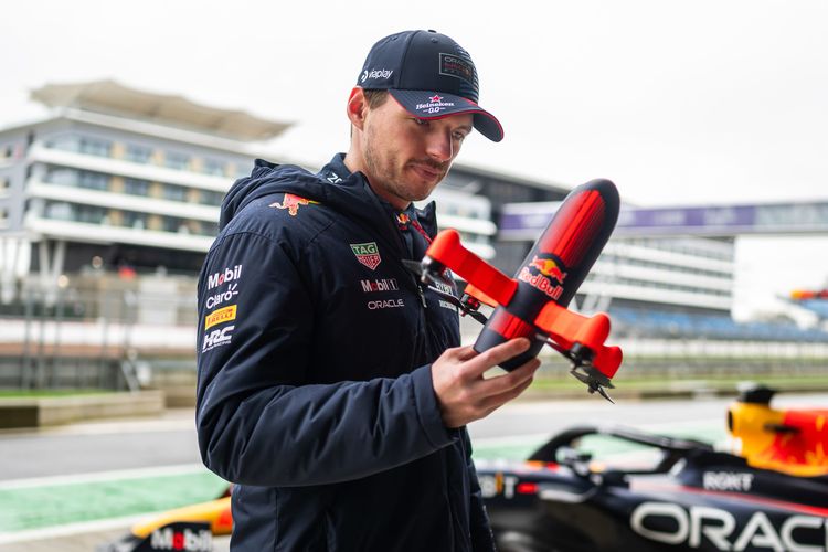Max Verstappen adu balap dengan drone Red Bull