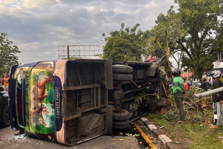 Hilang Kendali, Bus AKDP Hantam Pohon dan Tiang Lampu di Lubuk Buaya Padang, 8 Orang Luka-luka