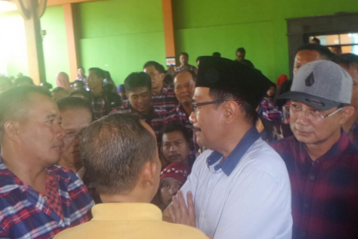 Cawagub DKI Jakarta Djarot Saiful Hidayat bersilaturahim dengan pelaku usaha mikro, kecil, dan menengah (UMKM) di Pasar Rebo, Senin (27/3/2017). 