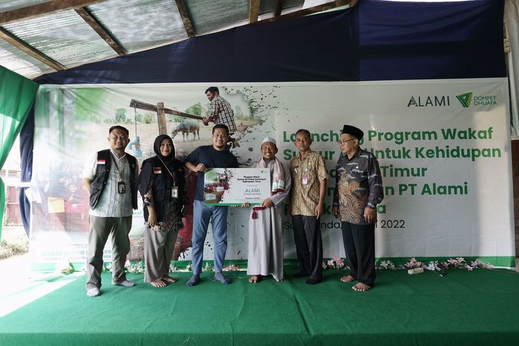 Dompet Dhuafa bersama Alami wakafkan sumur air untuk kehidupan di kawasan Bantuas, Palaran, Samarinda, Kalimantan Timur, Jumat (29/7/2022). 