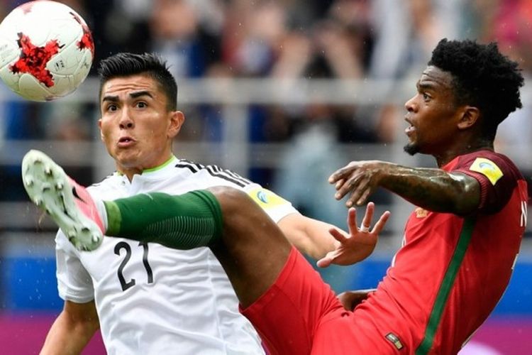 Aksi bek sayap tim nasional Portugal, Nelson Semedo (kanan), saat berusaha mempertahankan bola dari incaran pemain bertahan Meksiko, Luis Reyes, dalam laga perebukan tempat ketiga Piala Konfederasi 2017 di Stadion Spartak, Moskow, Rusia, pada 2 Juli 2017.