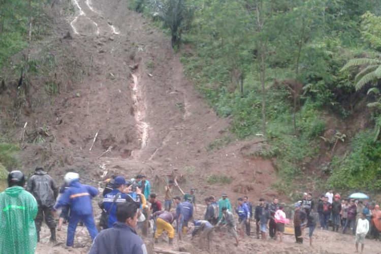 Longsoran menutupi ruas jalan provinsi Bandung-Garut via Cisewu di Kampung Handeuleum Desa Sukajaya, Minggu (13/01/2018) sore