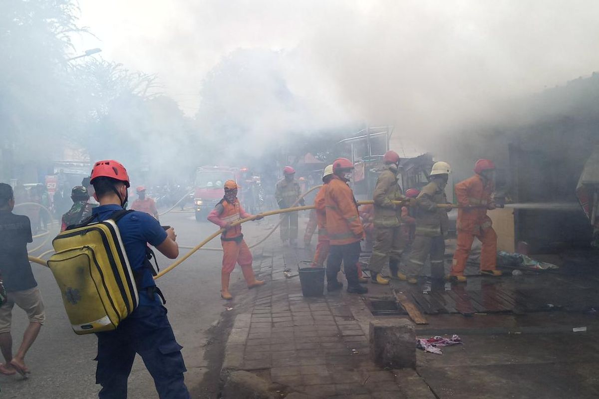 Kebakaran terjadi di sebuah rumah makan di Jalan Keramat Jaya Blom B Komplek Uka, Tugu Utara, Koja, Jakarta Utara pada Selasa (29/12/2020) pagi.