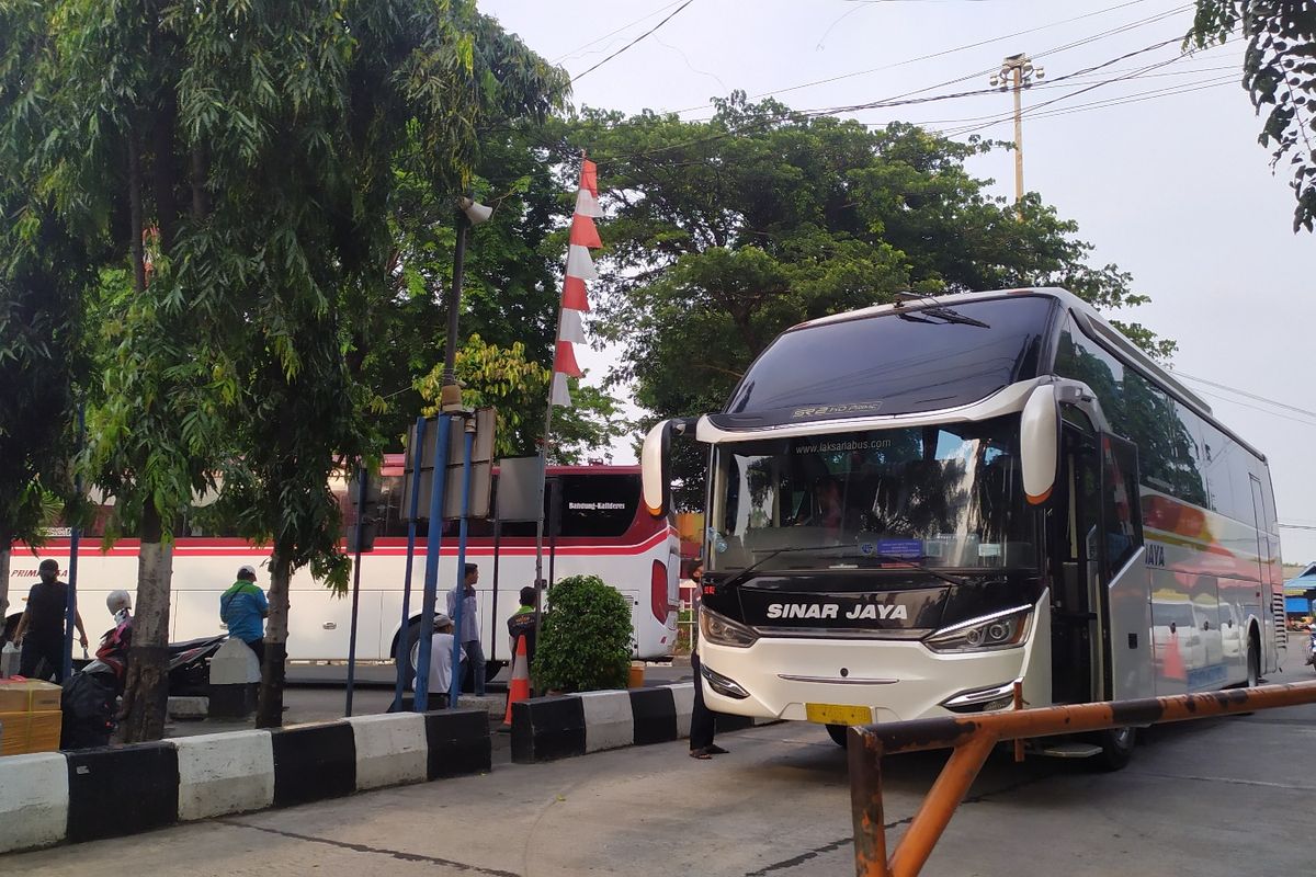 Terminal Kalideres, Jakarta Barat, mewajibkan setiap penumpang untuk tervaksinasi Covid-19 ketiga, atau booster. 