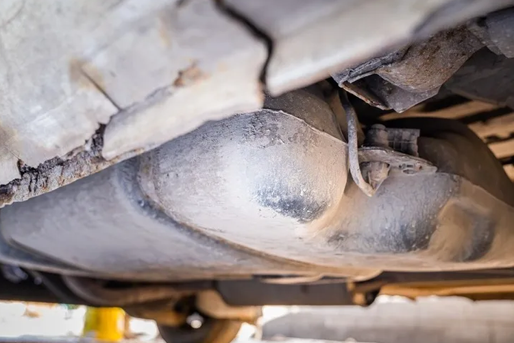 Ilustrasi tangki bensin karatan dari kolong mobil