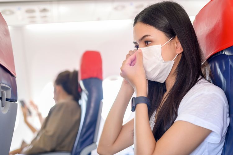 Ilustrasi penumpang pesawat memakai masker selama penerbangan. Penularan virus corona penyebab Covid-19 berisiko terjadi selama penerbangan, terjadi melalui aerosol maupun droplet dari orang yang terinfeksi SARS-CoV-2.