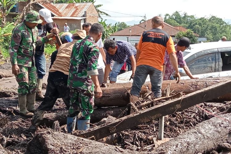 Dandim Agam Letkol Arm Bayu pimpin evakuasi korban banjir lahar di Agam, Minggu (12/5/2024)