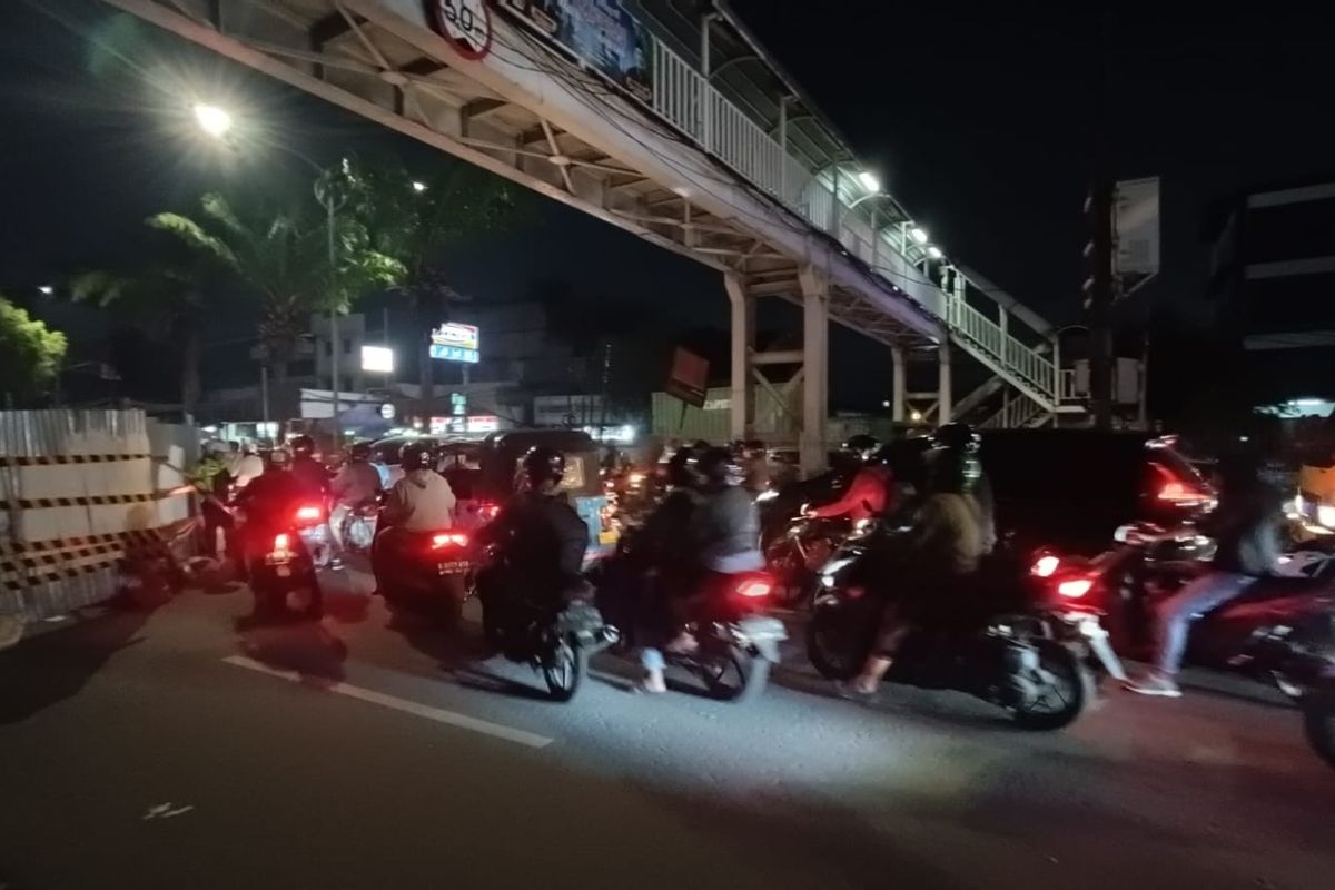 Kondisi Jalan Raya Daan Mogot, Kedaung Kali Angke, Cengkareng, Jakarta Barat macet parah akibat lubang jalanan ambles, Senin (13/3/2023)