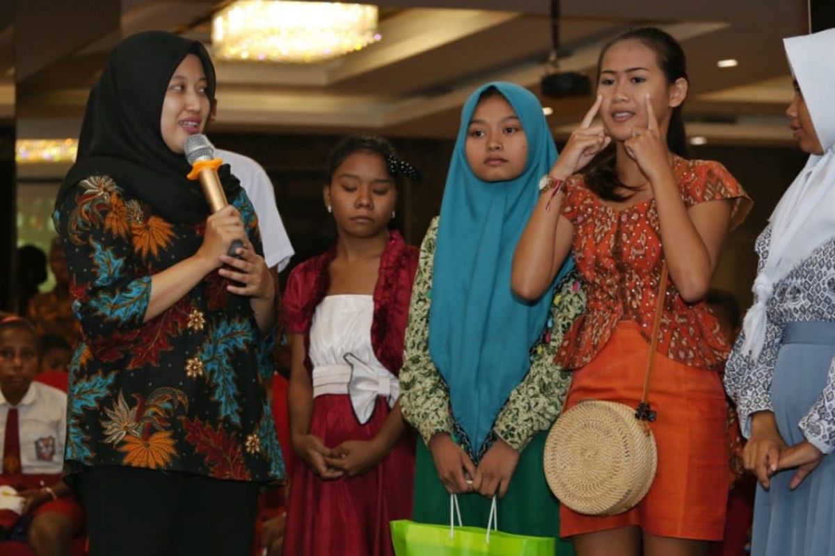 Dialog Menteri Pemberdayaan Perempuan dan Perlindungan Anak, Yohana Yembise bersama anak berkebutuhan khusus dari 10 provinsi di Manokwari, Kamis (18/10/2018).  