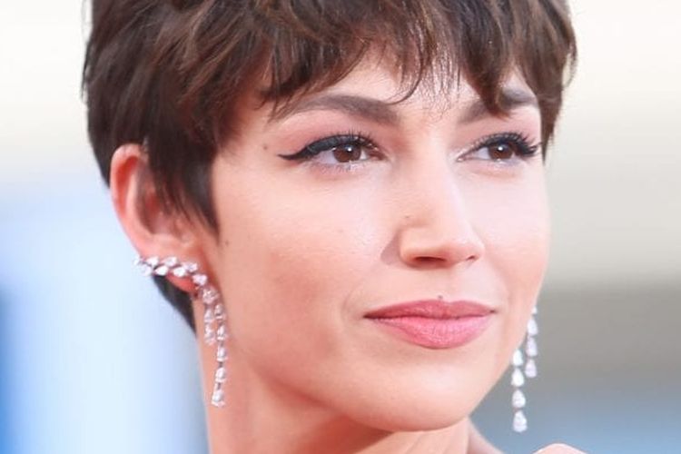 Model rambut pendek wanita choppy crop.