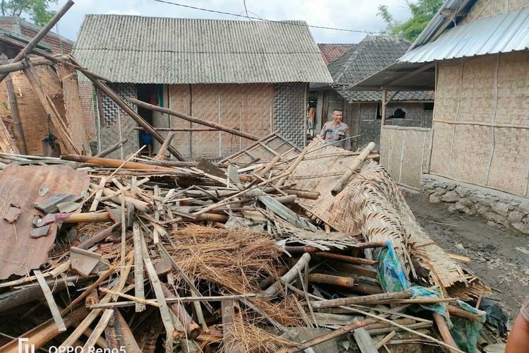 TKP rumah rusak milik seorang nenek di Lombok Tengah yang diduga dirusak warga karena ditud Dukun santet