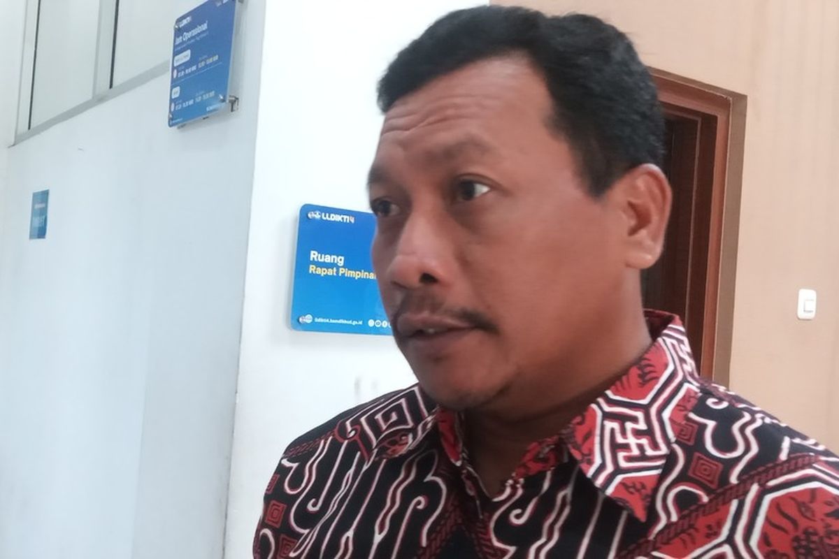Kepala LLDIKTI Wilayah IV M.Samsuri tengah menjelaskan hasil mediasi Universitas Bandung, dengan para dosen-staaf serta orang tua dan mahasiswa, di kantor LLDIKTI, selasa (7/1/2025).