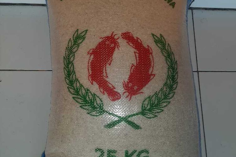 Dua karung beras ukuran masing-masing 25 kilogram diamankan satpam dari seorang pria yang diduga mencuri di sebuah kios beras pada Pasar Wates, Kapanewon Wates, Kabupaten Kulon Progo, Daerah Istimewa Yogyakarta.