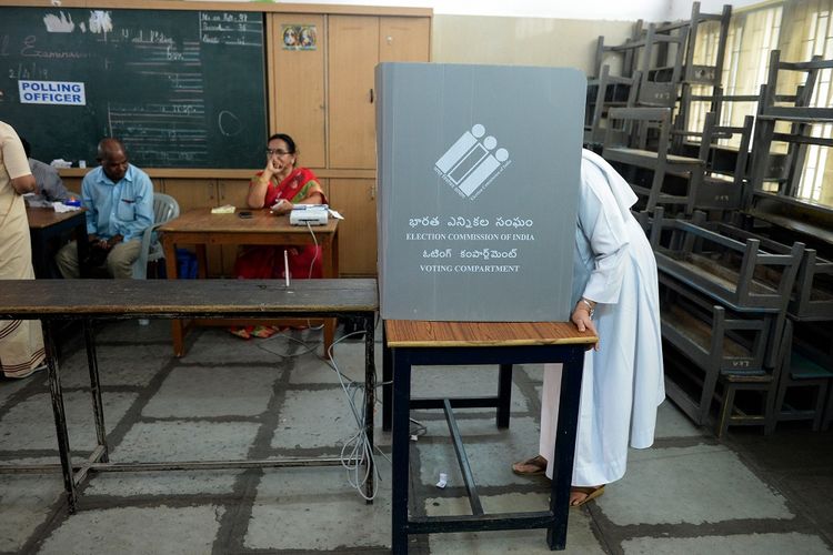 Seorang biarawan Katolik berada di bilik suara di Hyderabad pada 11 April 2019. Saat ini, India memasuki pemilu terbesar di dunia yang diikuti 900 juta pemilih.