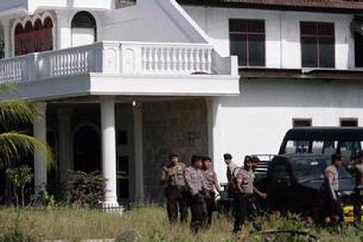 Petugas Jihandak dari Polda Aceh masih melakukan pencarian terhadap sisa material bom yang diduga dismpan oleh seorang tersangka teroris di kawasan Merduati, Banda Aceh, Rabu (27/04/2011)