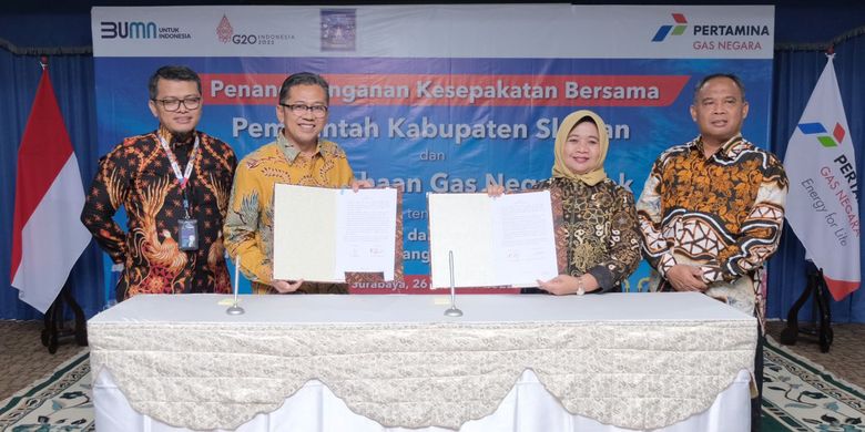 Penandatanganan kerja sama pembangunan jaringan gas bumi PGN dengan Pemerintah Kabupaten Sleman di Kantor PGN SOR III, Surabaya, Rabu (26/10/2022).