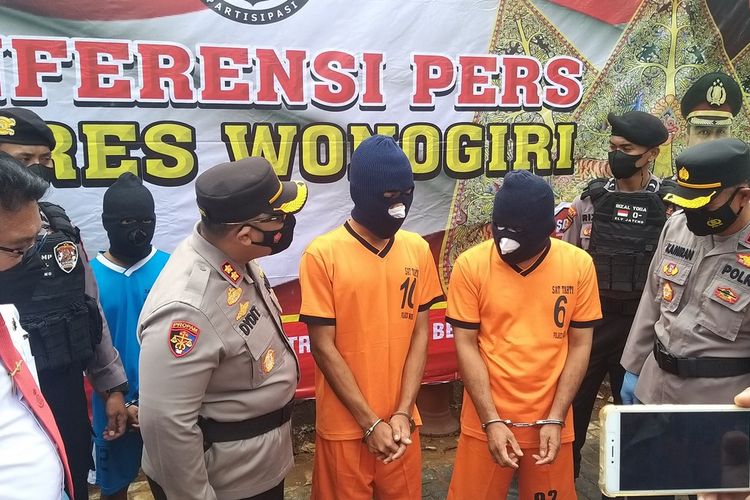 TANYAI—Kapolres Wonogiri, AKBP Dydit Dwi Susanto didampingi Kasat Reskrim AKP Supardi menanyai pelaku percabulan remaja hingga mengakibatkan korban hamil, Senin (15/11/2021).