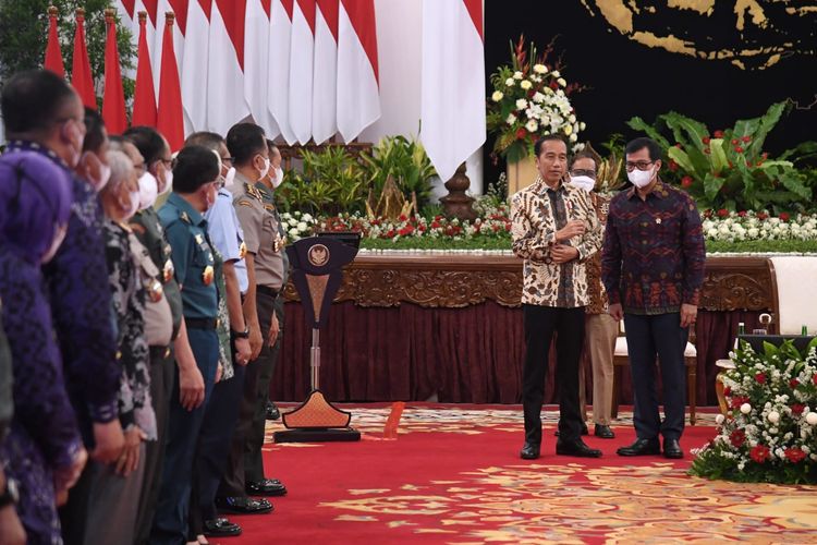 Presiden Joko Widodo didampingi Gubernur Lembaga Ketahanan Nasional (Lemhanas) Andi Widjajanto dalam acara pengarahan kepada Peserta Program Pendidikan Reguler Angkatan (PPRA) LXIII dan PPRA LXIV Tahun 2022 Lemhanas di Kompleks Istana Kepresidenan, Rabu (12/10/2022).