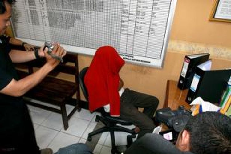 Andika Mahesa Setiawan, mantan vokalis Kangen Band, menutup mukanya dengan jaket merah dan hanya diam membisu ketika ditanya oleh para wartawan di Satreskrim Polresta Bandar Lampung, Minggu (15/12/2012). Andika ditangkap oleh pihak Polsek Tanjungkarang Timur karena diduga melarikan seorang perempuan di bawah umur. Andika ditangkap Jumat (14/12/2012) malam, kira-kira pukul 21.00 WIB di Gedong Air, Tanjungkarang Barat. Ketika ditangkap, Andika sedang jalan bersama korban berinisial C (16). 