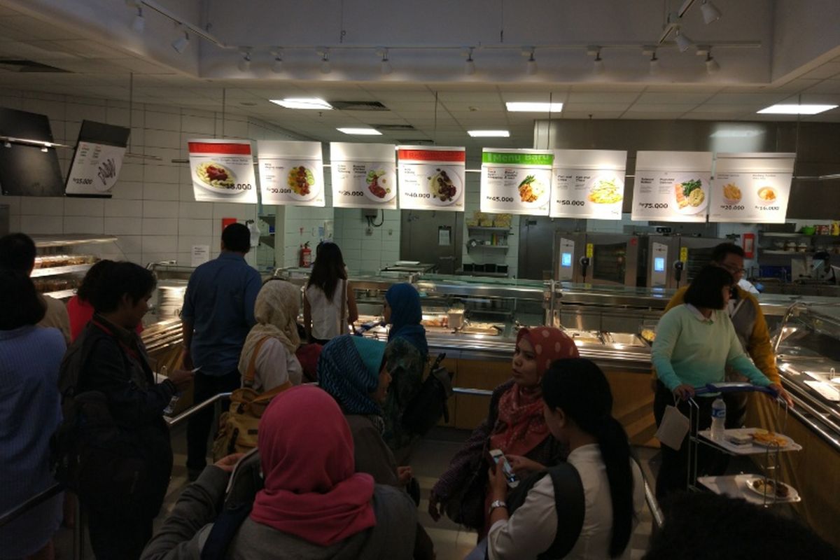 Suasana restoran IKEA Alam Sutera, Senin (30/1/2017). 