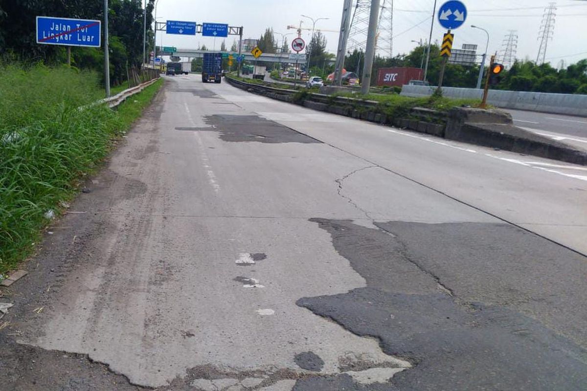 Ilustrasi jalan rusak di simpang susun Cikunir.