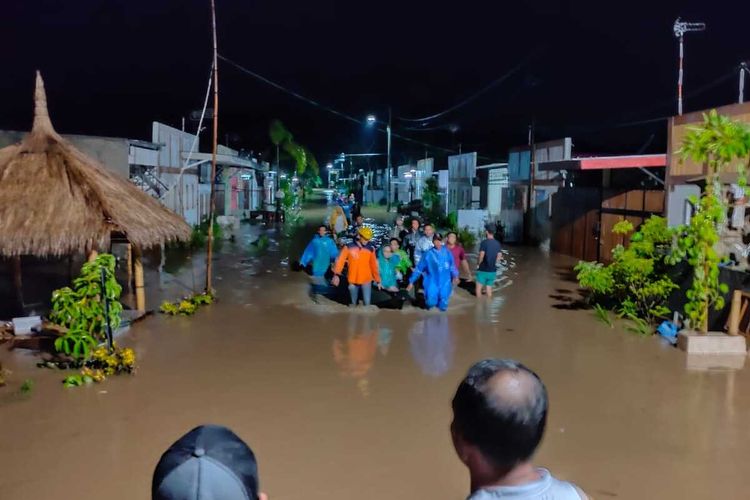 Proses evakuasi korban Perumahan Bhayangkara Residence, Desa Ranjok, Lombok Barat, Minggu (1/3/2020).