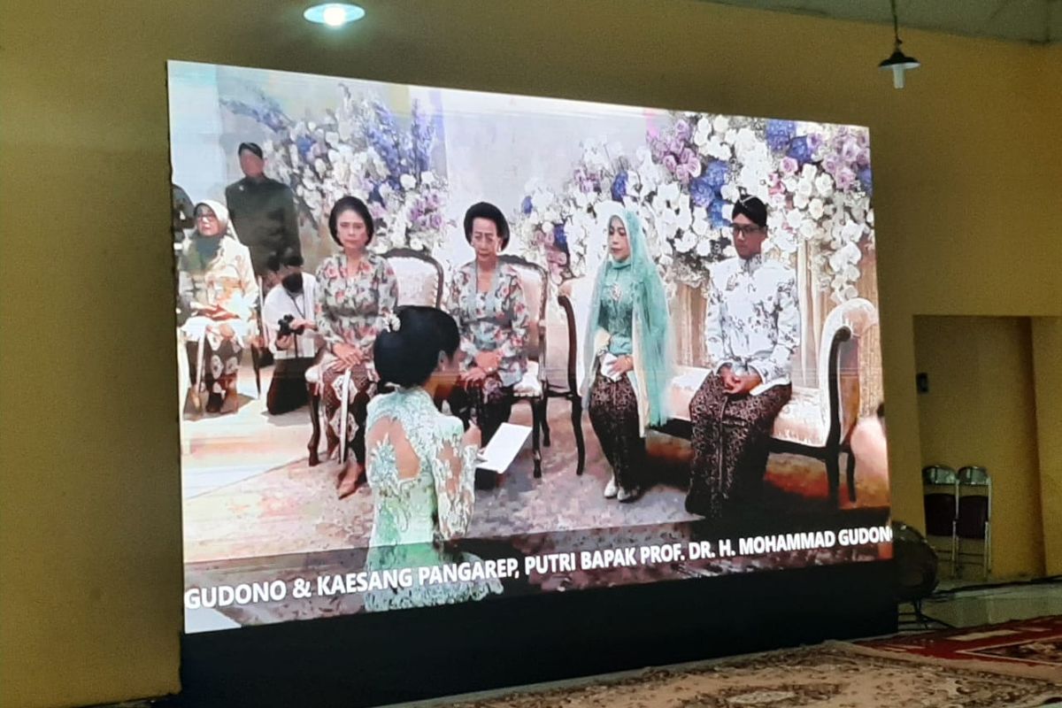 Saat melakukan sungkeman kepada sang Ibu dalam prosesi siraman, Erina Gudono menitikan air mata. 
